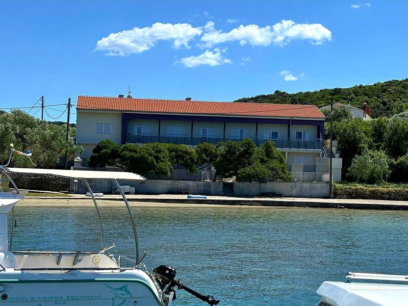 apartmán – Apartmánový dům v první řadě u moře na ostrově Rab, Supetarska draga, Chorvatsko – foto 1