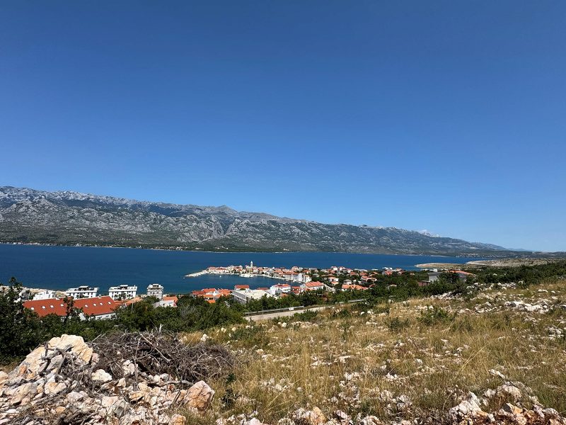 pozemek – Stavební pozemky 600–1100 m² s panoramatickým výhledem na moře a pohoří Velebit, Vinjerac, Chorvatsko – foto 1