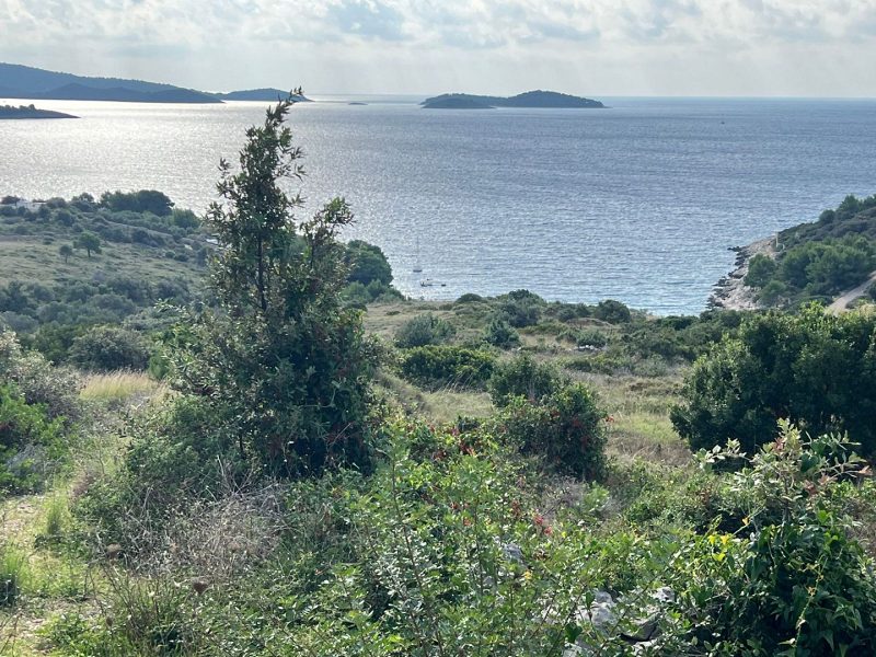 pozemek – Pozemek 12.000 m² s povolením ke stavbě superluxusní vily přímo u moře, Rogoznica, Chorvatsko – foto 1